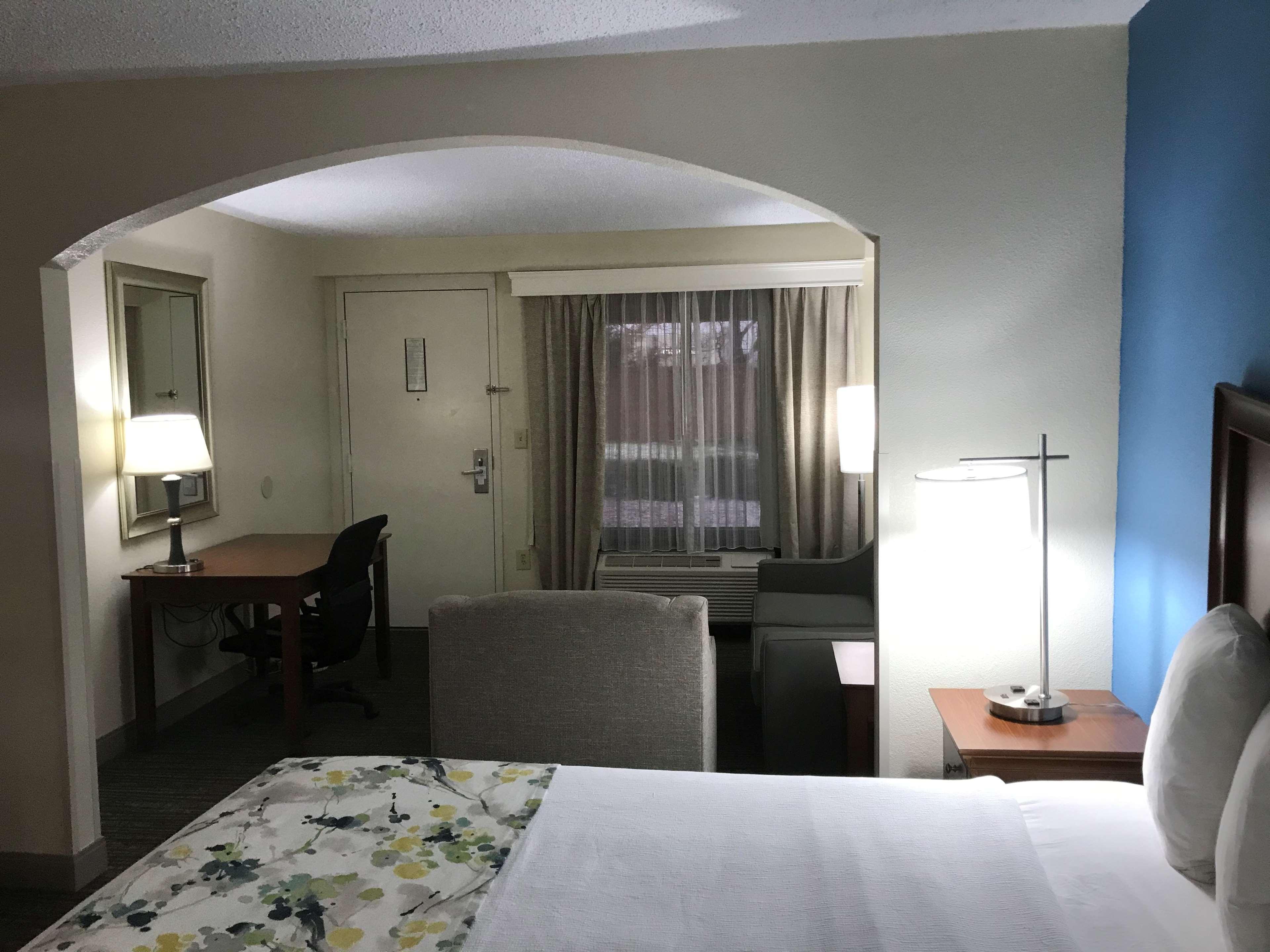 Best Western Inn & Suites Monroe Bagian luar foto