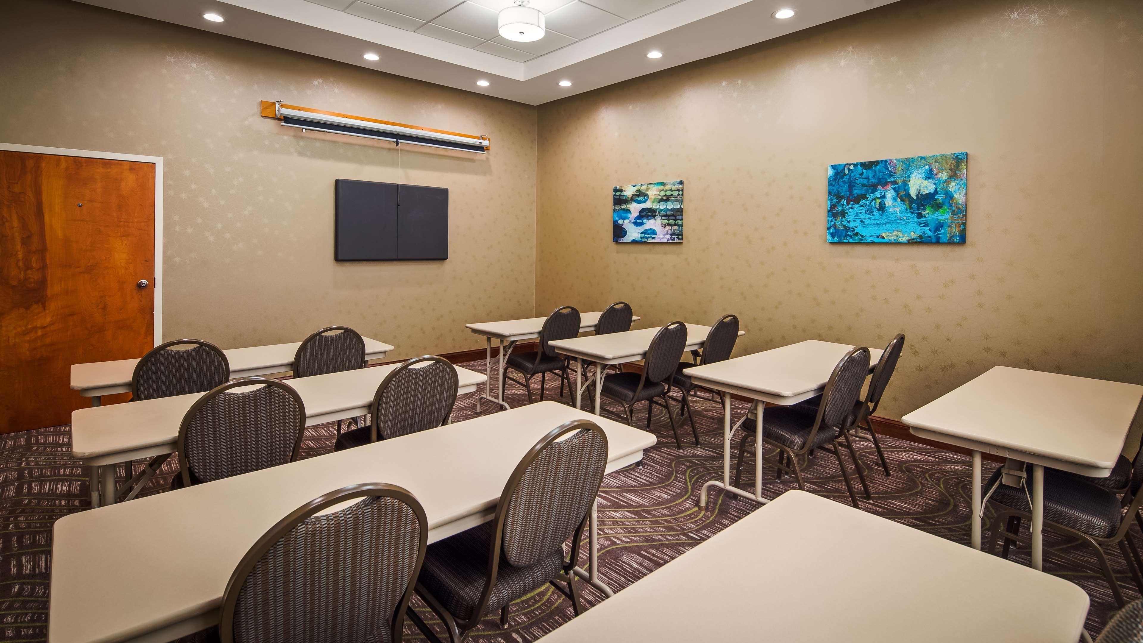 Best Western Inn & Suites Monroe Bagian luar foto
