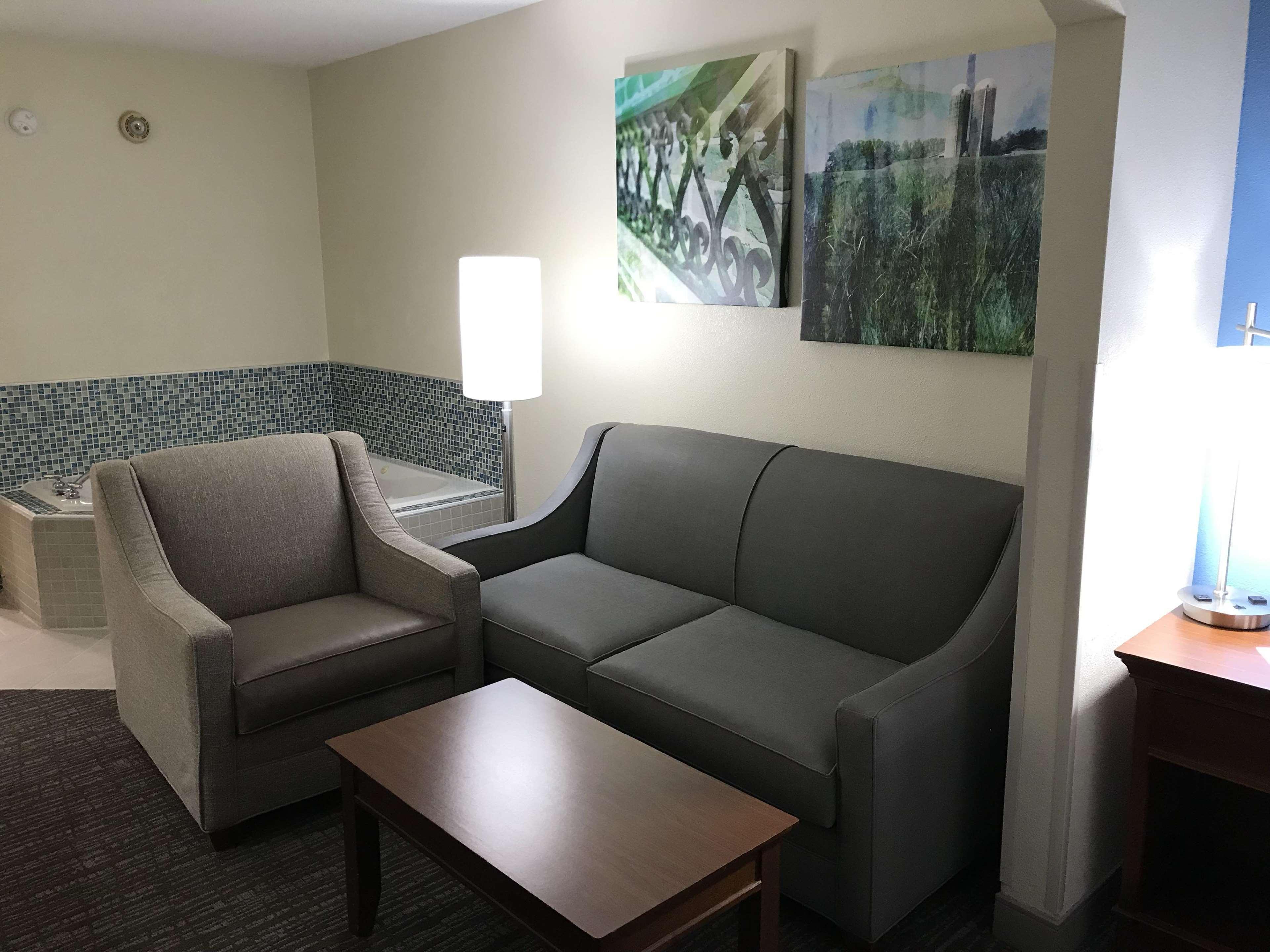 Best Western Inn & Suites Monroe Bagian luar foto
