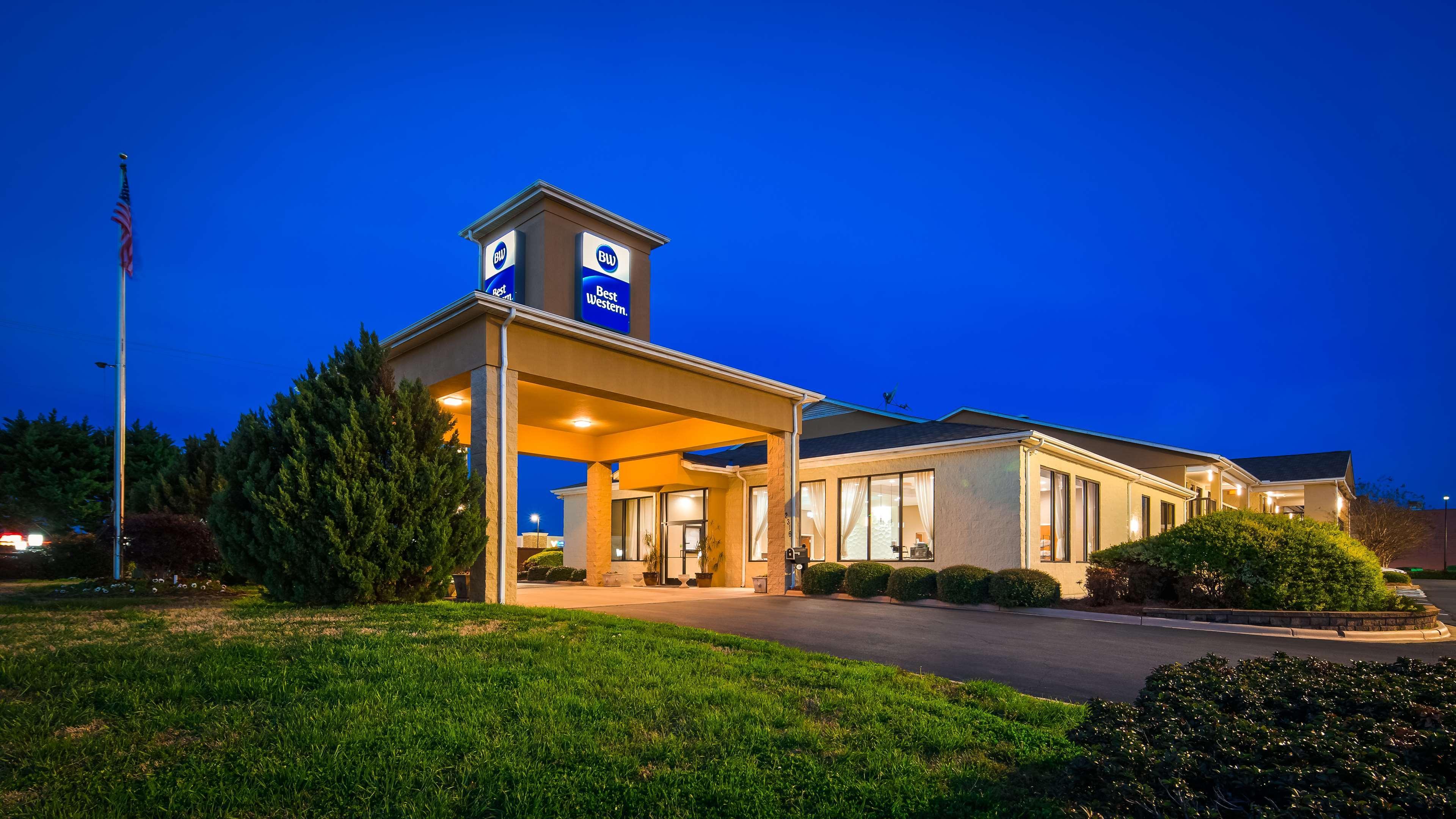 Best Western Inn & Suites Monroe Bagian luar foto