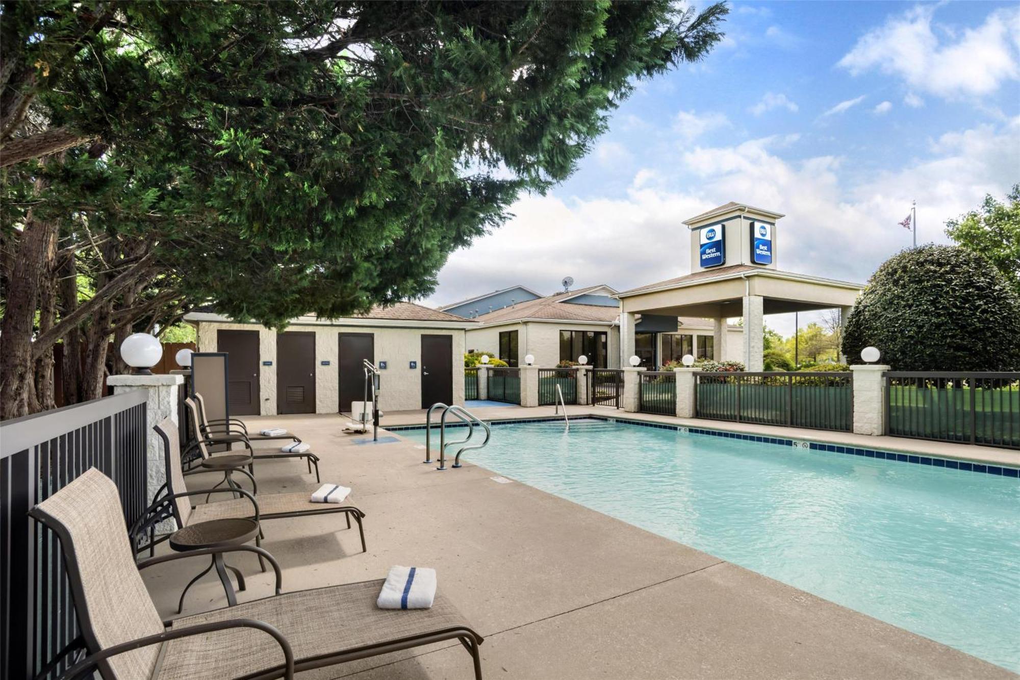 Best Western Inn & Suites Monroe Bagian luar foto