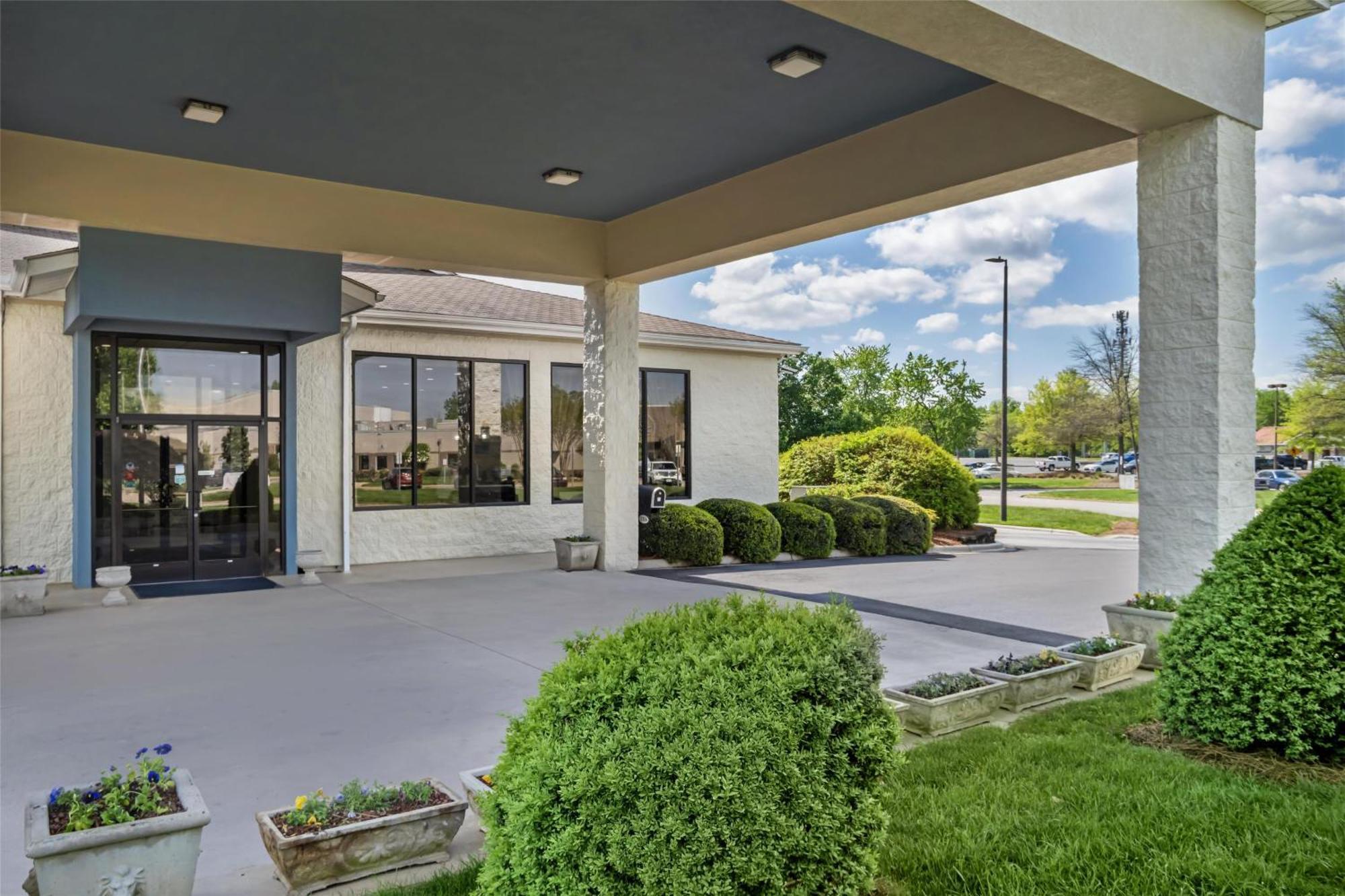 Best Western Inn & Suites Monroe Bagian luar foto