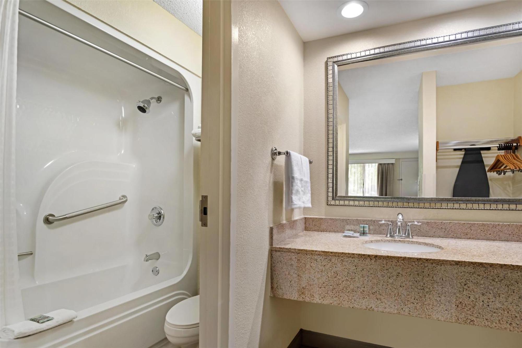 Best Western Inn & Suites Monroe Bagian luar foto