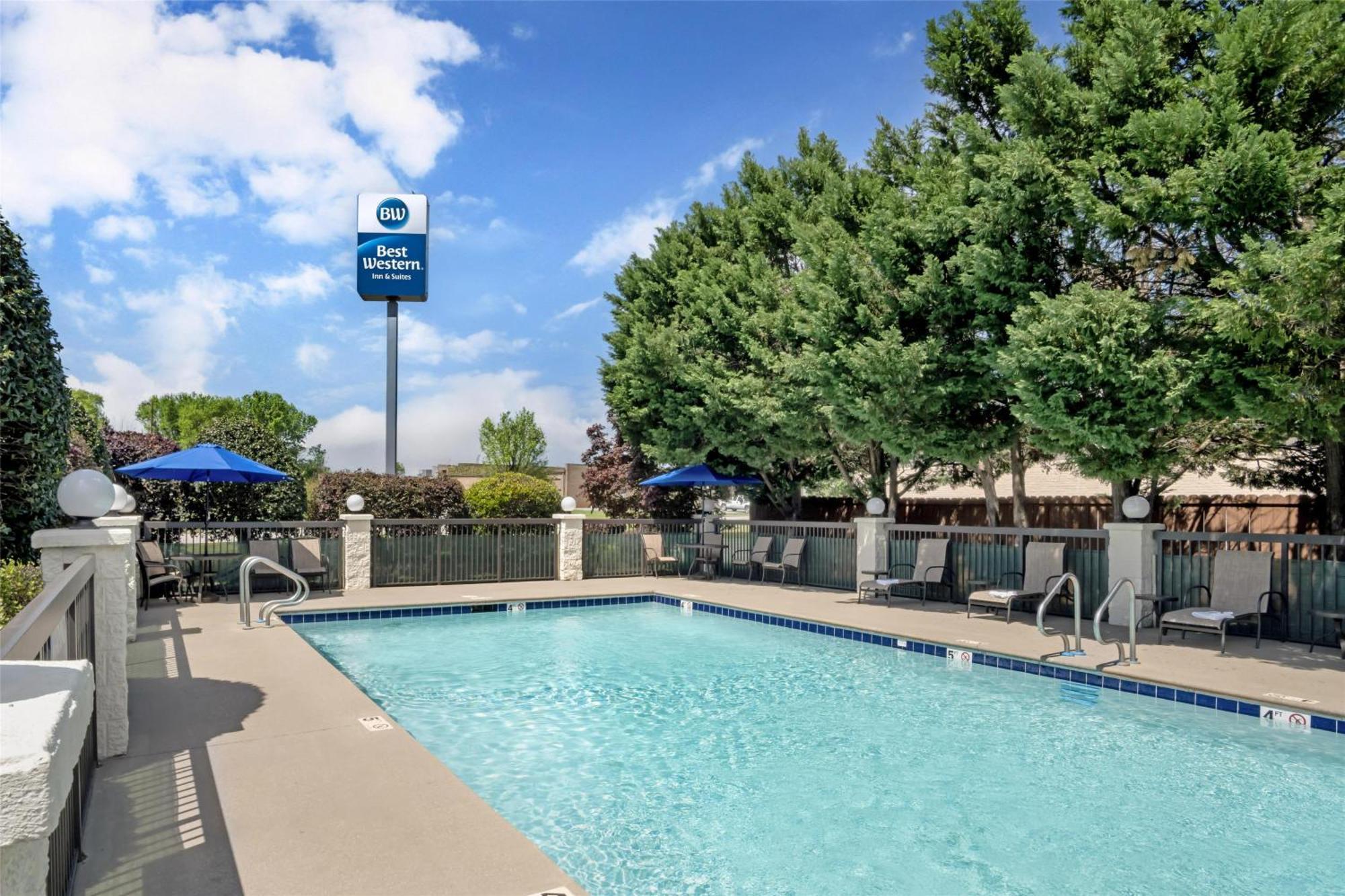 Best Western Inn & Suites Monroe Bagian luar foto