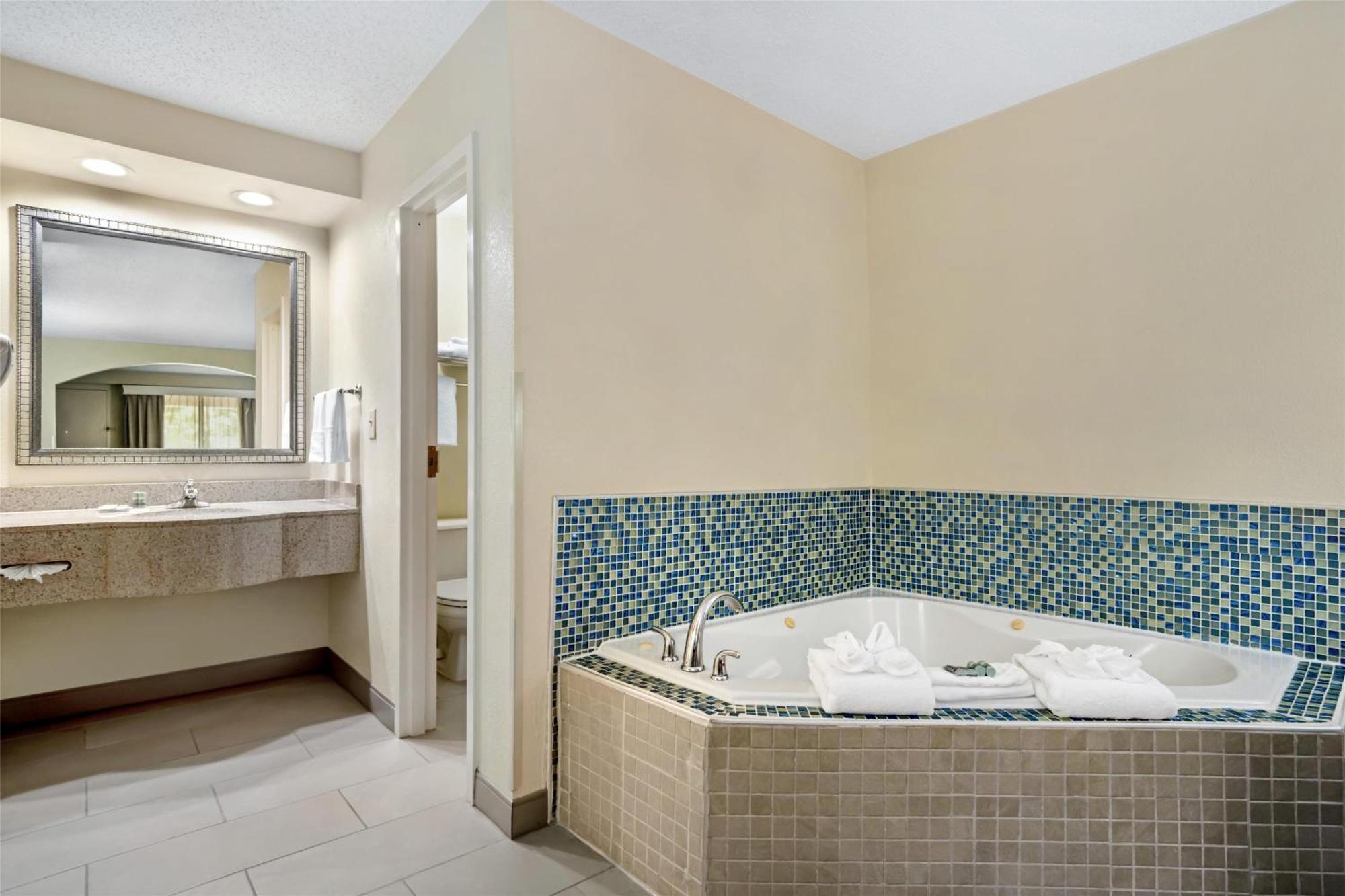 Best Western Inn & Suites Monroe Bagian luar foto
