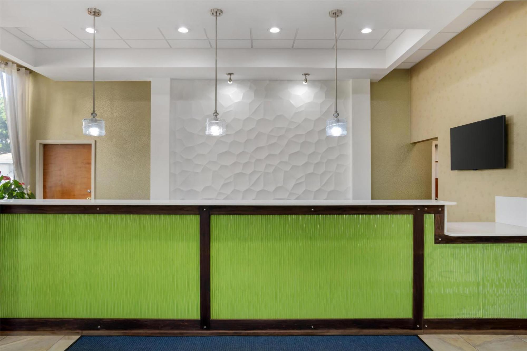Best Western Inn & Suites Monroe Bagian luar foto