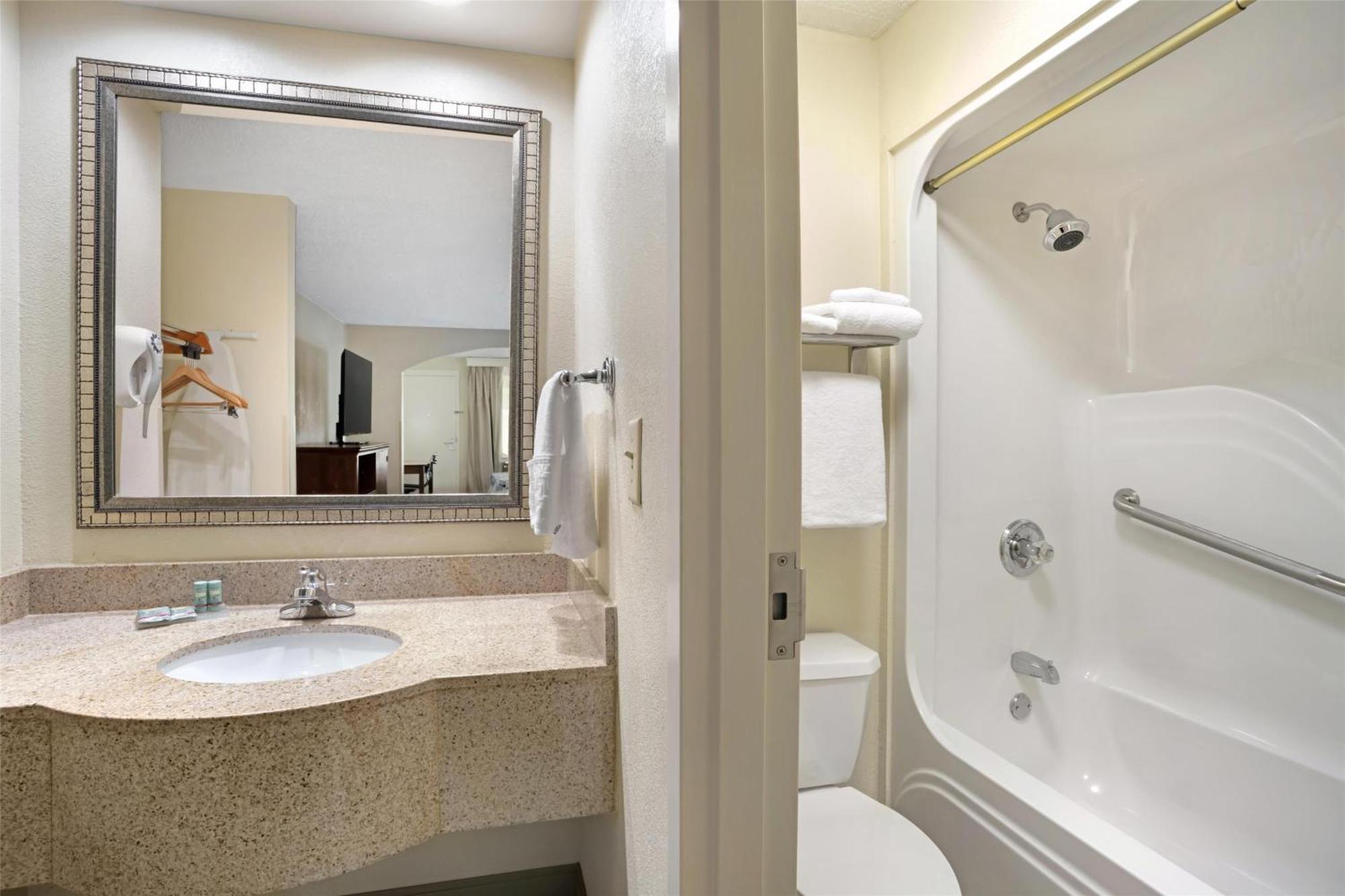 Best Western Inn & Suites Monroe Bagian luar foto
