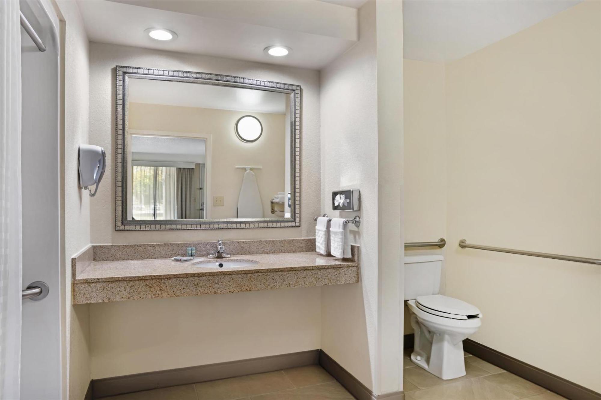 Best Western Inn & Suites Monroe Bagian luar foto