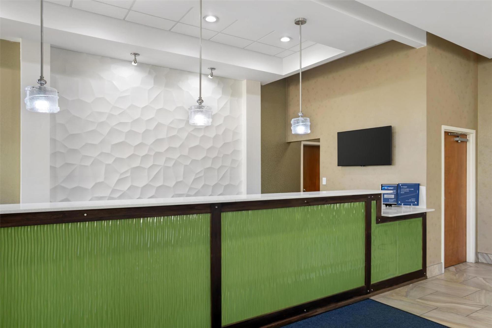 Best Western Inn & Suites Monroe Bagian luar foto