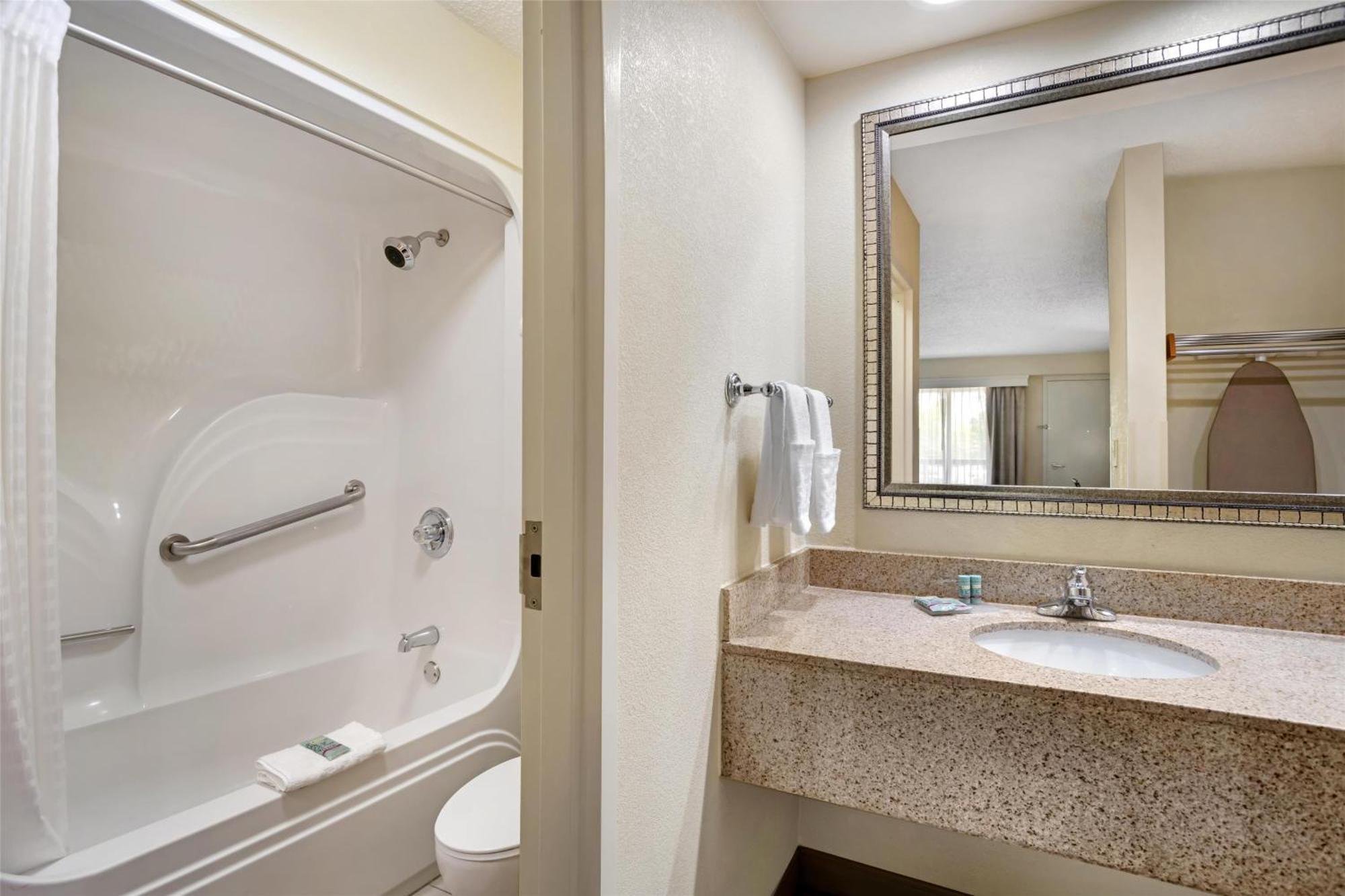 Best Western Inn & Suites Monroe Bagian luar foto