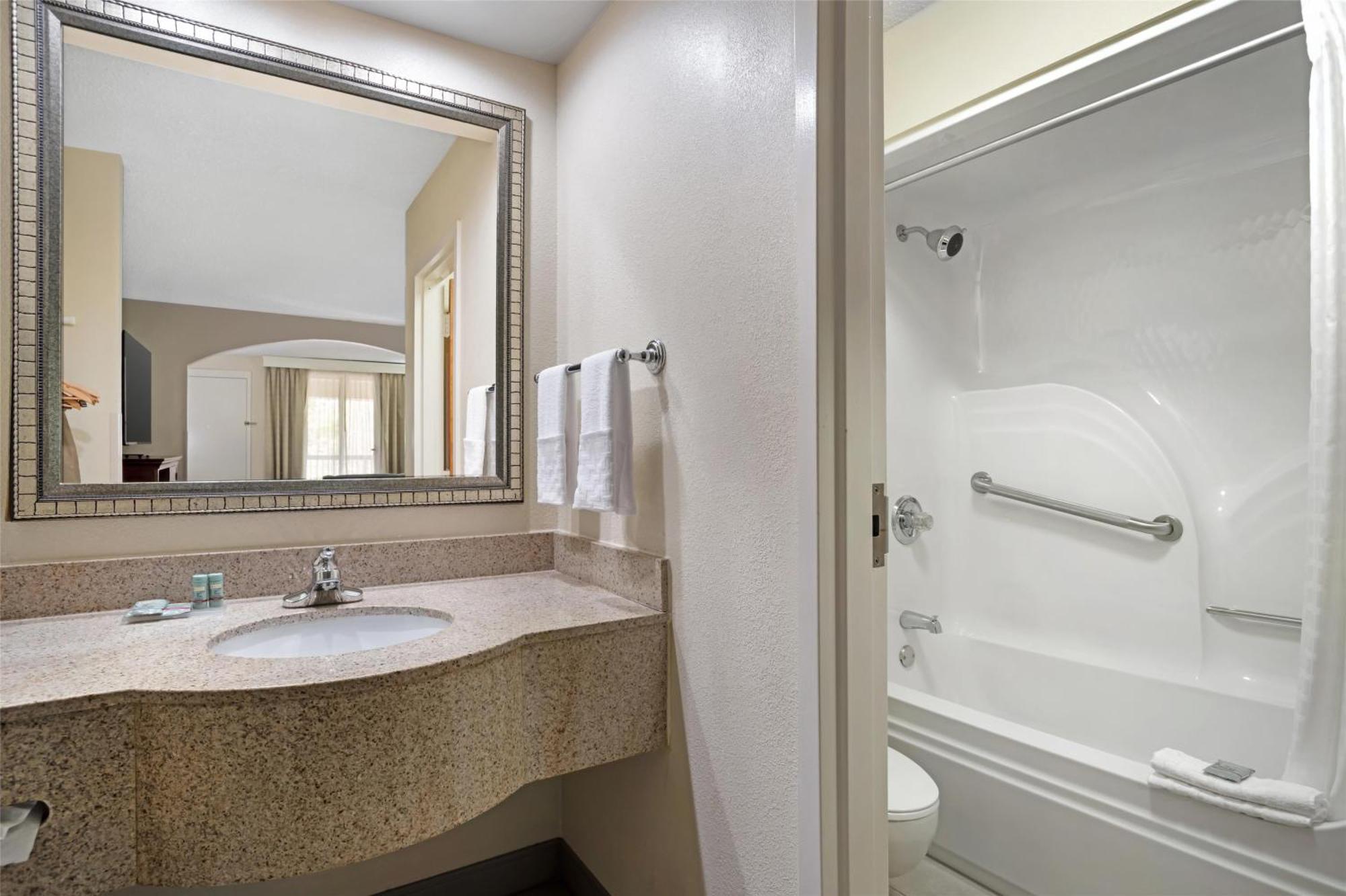Best Western Inn & Suites Monroe Bagian luar foto