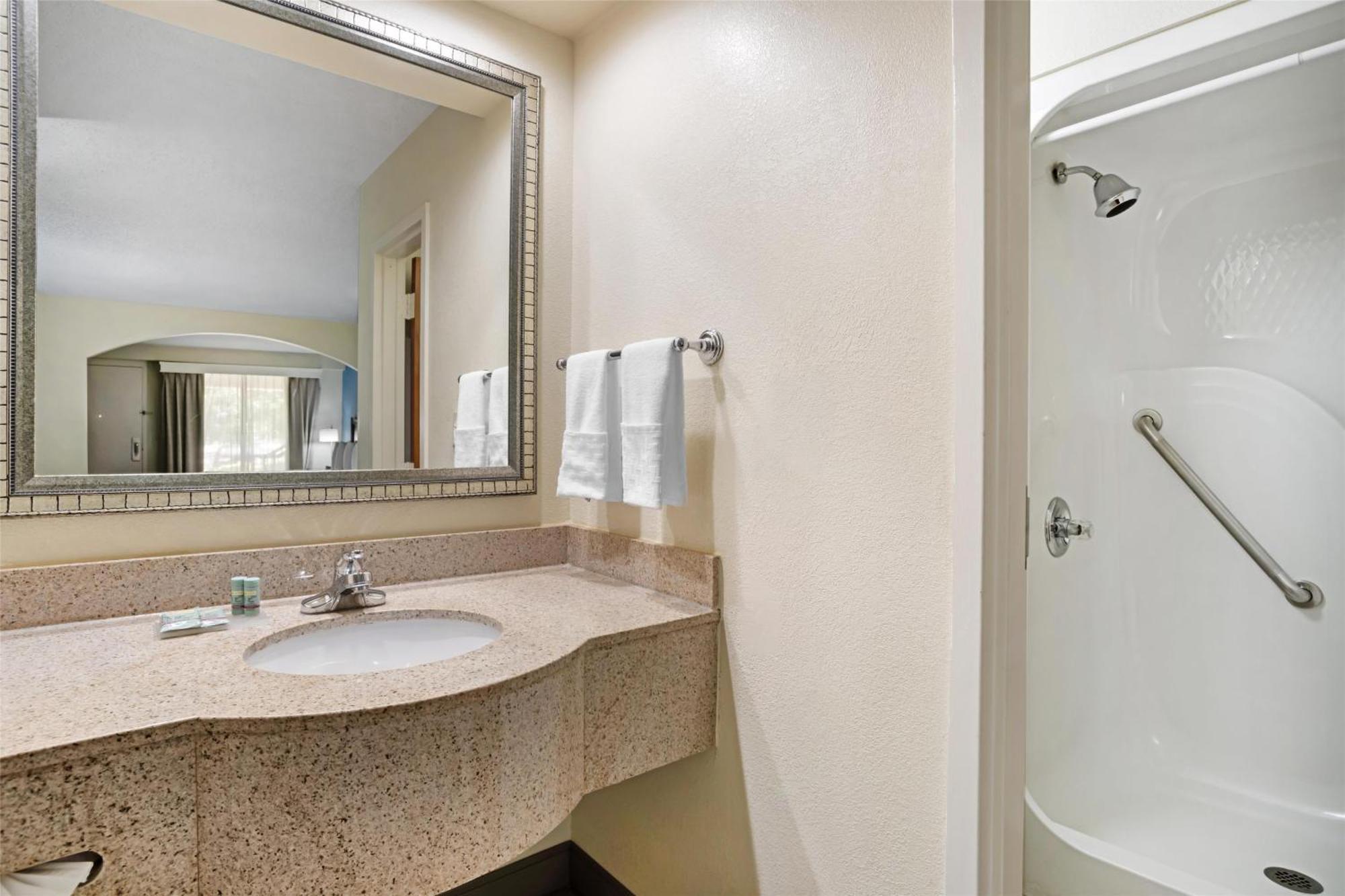 Best Western Inn & Suites Monroe Bagian luar foto