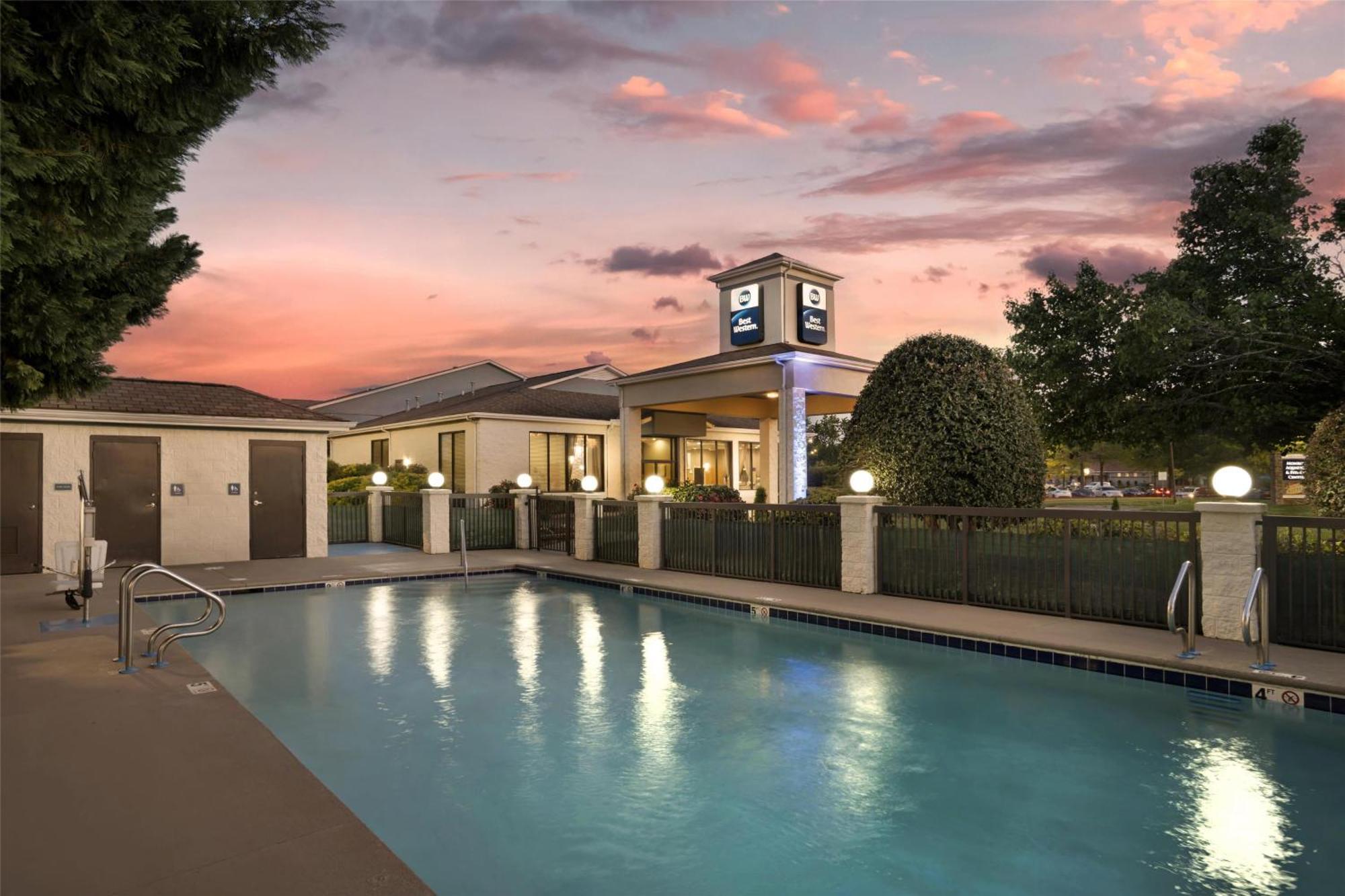 Best Western Inn & Suites Monroe Bagian luar foto